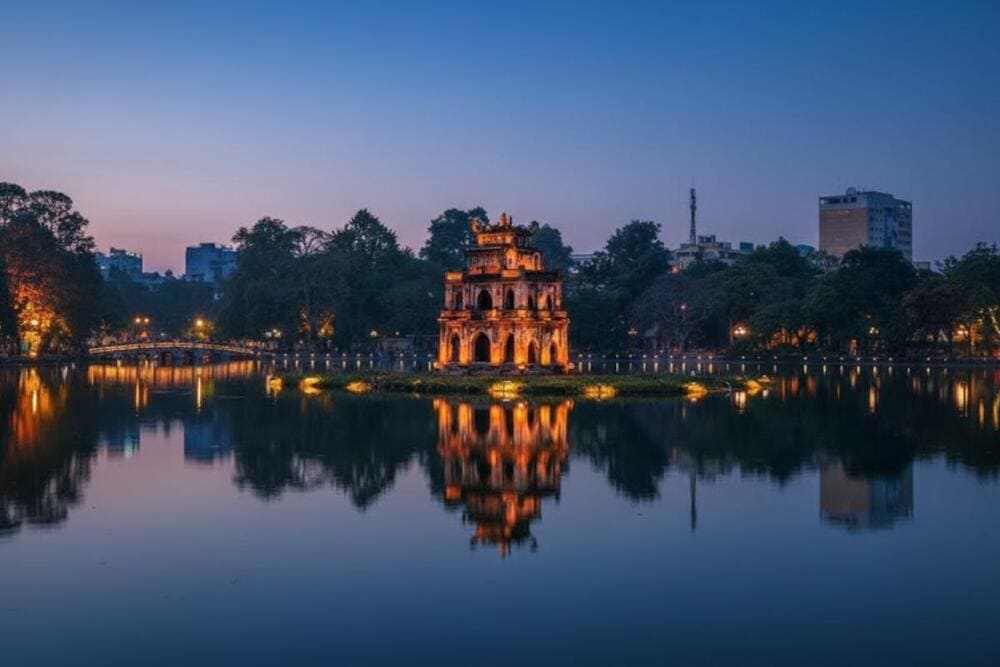 Thủ đ&ocirc; H&agrave; Nội với ng&agrave;n năm văn hiến c&ugrave;ng gi&aacute; trị lịch sử to lớn.